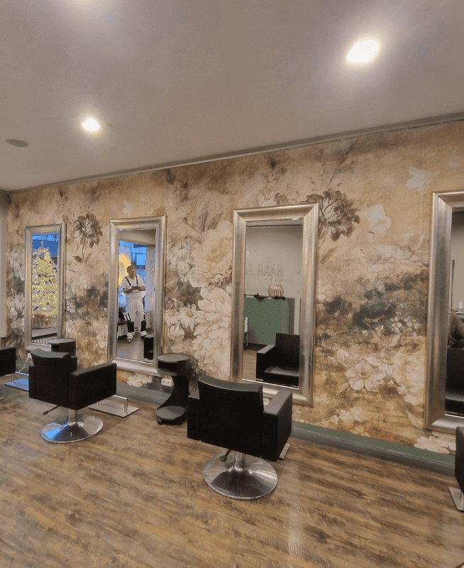 Tapezierung im Friseursalon durch Malerbetrieb Rickers, zeigt stilvolle und maßgeschneiderte Wandgestaltung, die das Ambiente des Salons unterstreicht