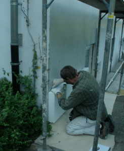 Professionelle Installation von Wärmedämmung durch Malerbetrieb Rickers, effiziente Energieeinsparung durch Isoliermaterialien an der Außenwand eines Wohnhauses.